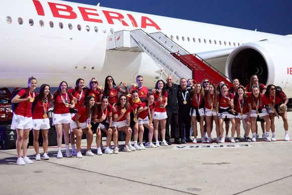 España recibió a las campeonas del mundo
