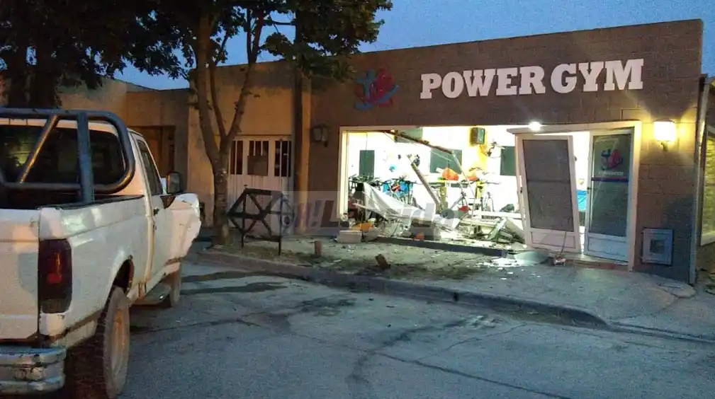 Laprida: Camioneta perdió el control y se metió adentro de un gimnasio