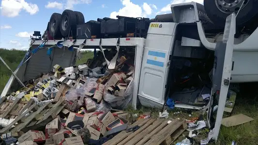 Camión con vinso volcó y el conductor quedó atrapado