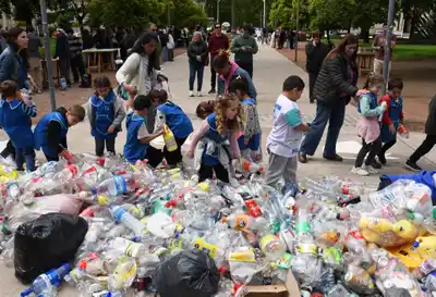 Jornada de Mega Reciclaje en la Plaza Independencia, con la participación de casi 400 estudiantes de escuelas de la ciudad.