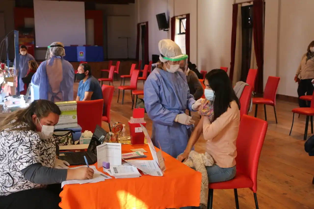 Preveen comenzar a vacunar este mes a personas sin factores de riesgo