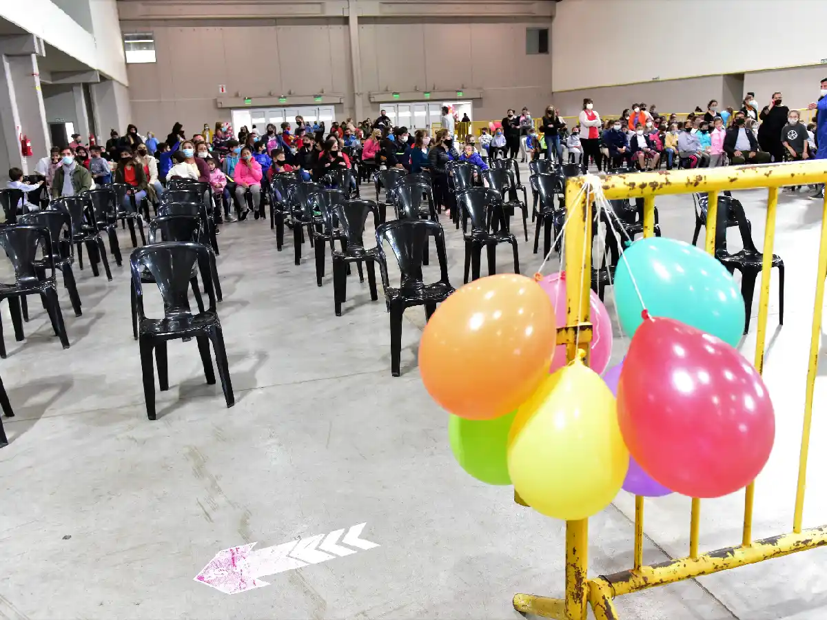 Vacunan a niños de 3 a 11 años en el Superdomo