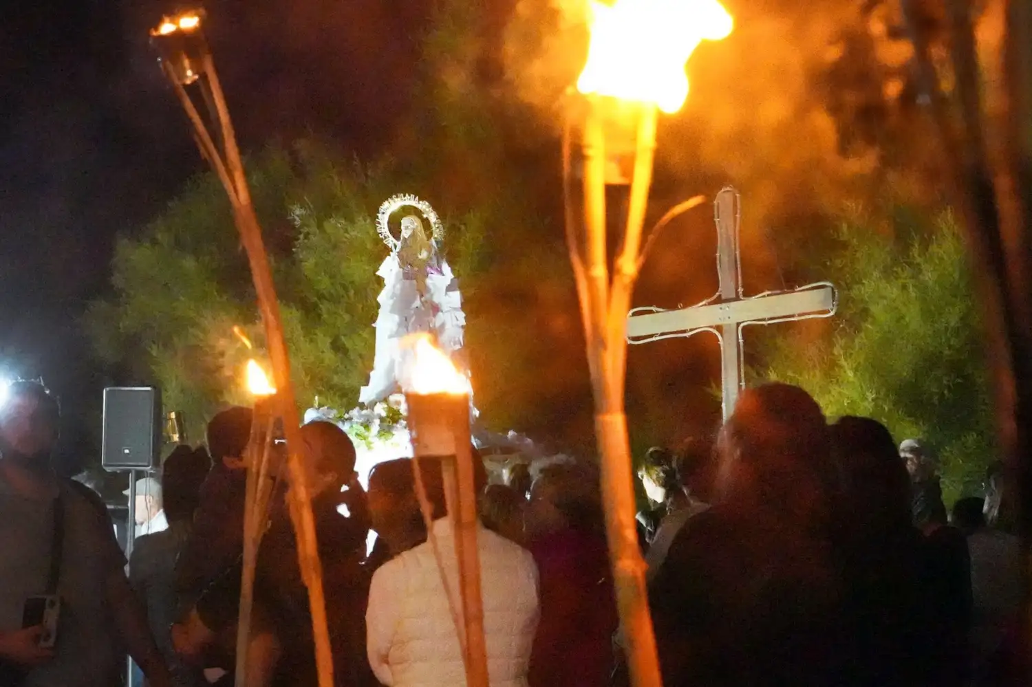 Antorchas. Encendidas en el transcurso del rosario iluminado
