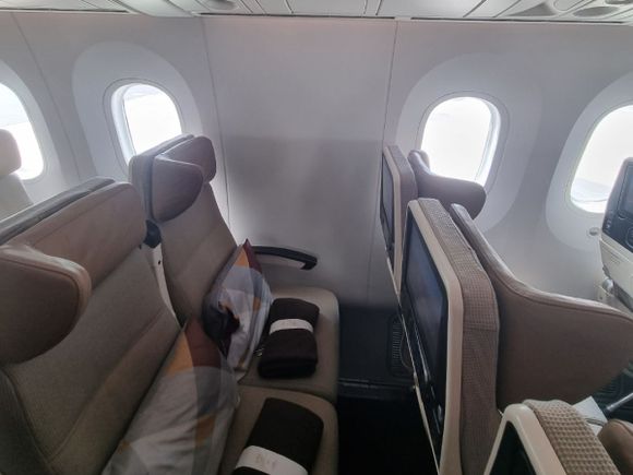 Delta y United enfrentan demandas por vender "asientos de ventanilla" sin ventana