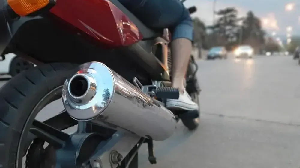 Motos y autos con escapes libres podrían enfrentar multas