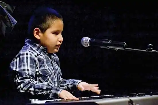 Niño ciego boliviano de 9 años lidera una banda de jazz
