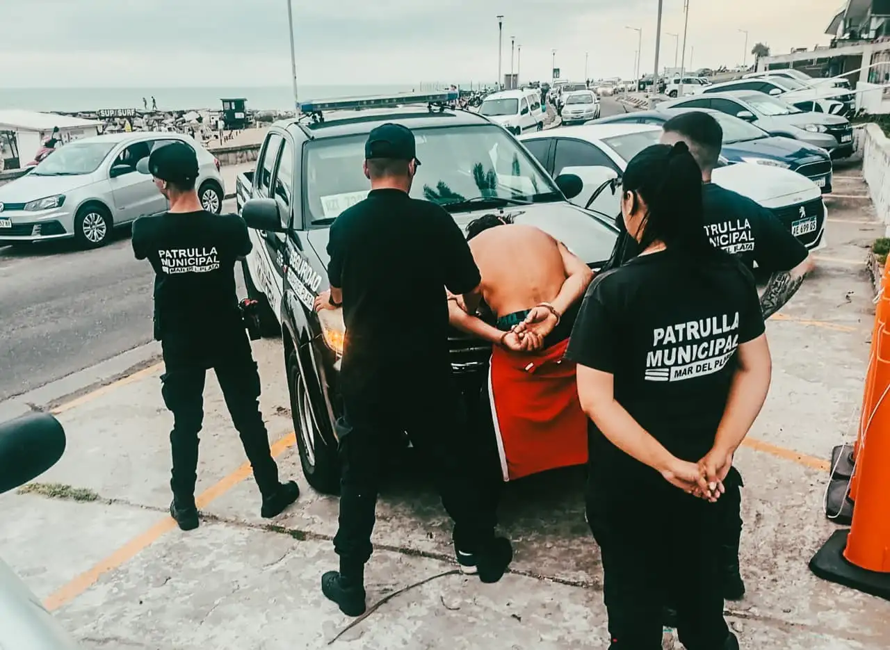 Antes de ser detenido el sujeto se puso violento.