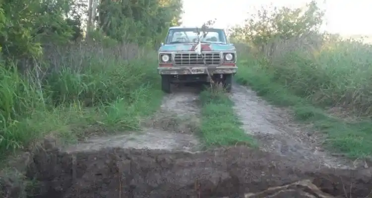 Gobernador Castro: Productores aislados por derrumbe de puente en camino rural