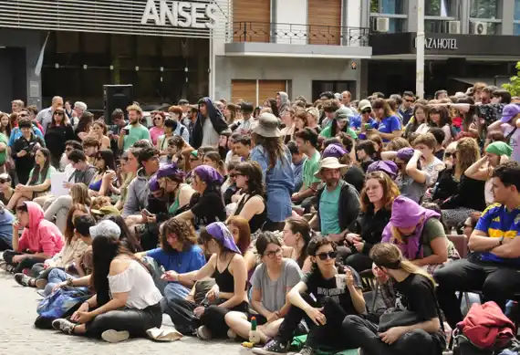 Todas las mociones de una extensa asamblea interclaustro