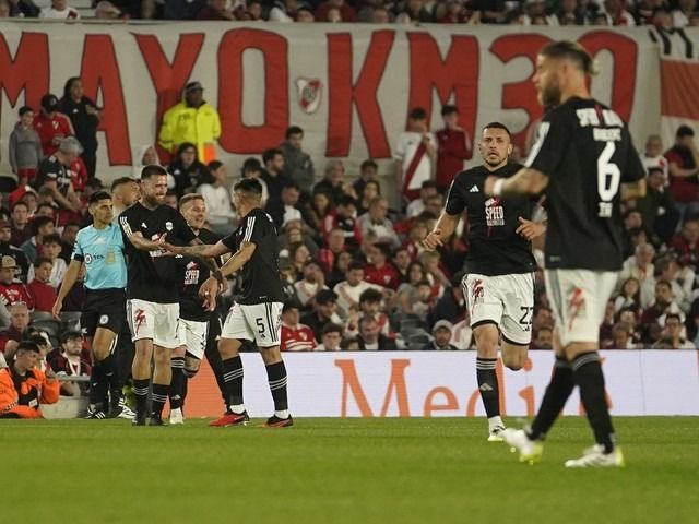 Deportivo Riestra aprovechó el mal momento de River y logró un histórico triunfo en el Monumental