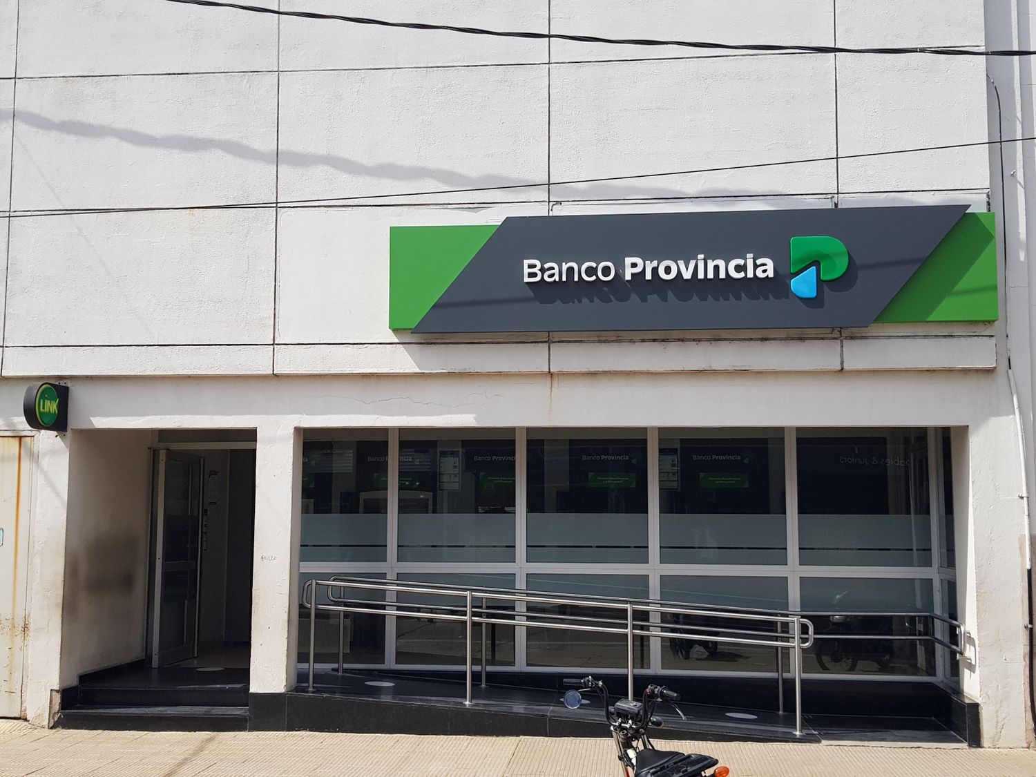 Los trabajadores municipales aguardan la acreditación en sus cuentas para retirar sus haberes.