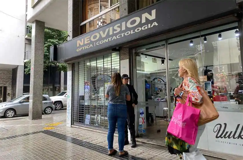 Pánico por un violento robo en conocida óptica en pleno centro de Rosario