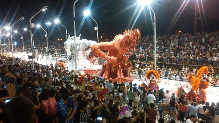 Las comparsas se preparan con todo para la segunda noche del Carnaval del País