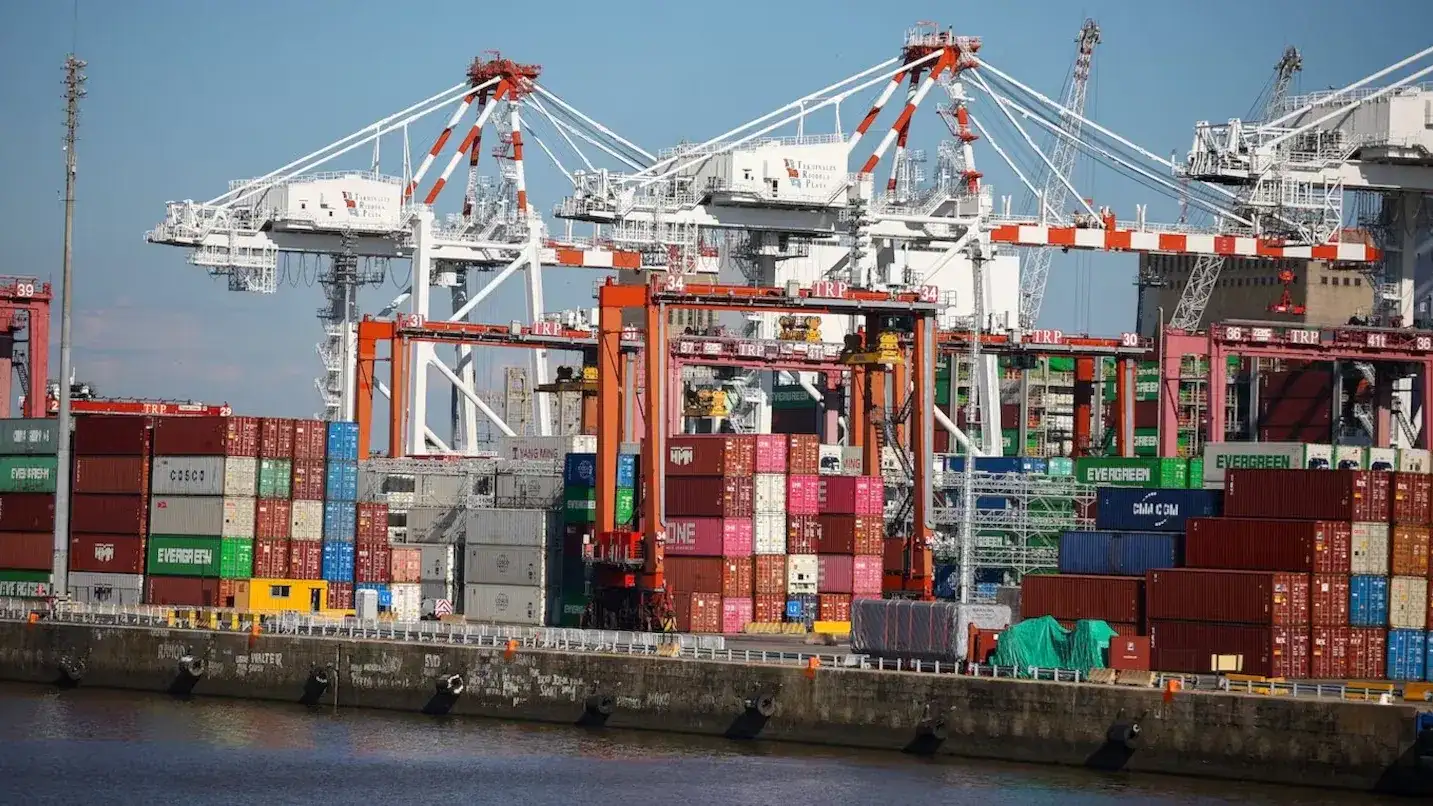En medio de la paralización en los puertos, Prefectura intimó a más de 500 trabajadores y todavía hay 140 barcos detenidos (Foto: Agustín Marcarian/Reuters).
