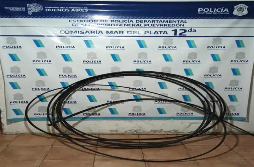 Robaba cables y los vecinos lo sorprendieron