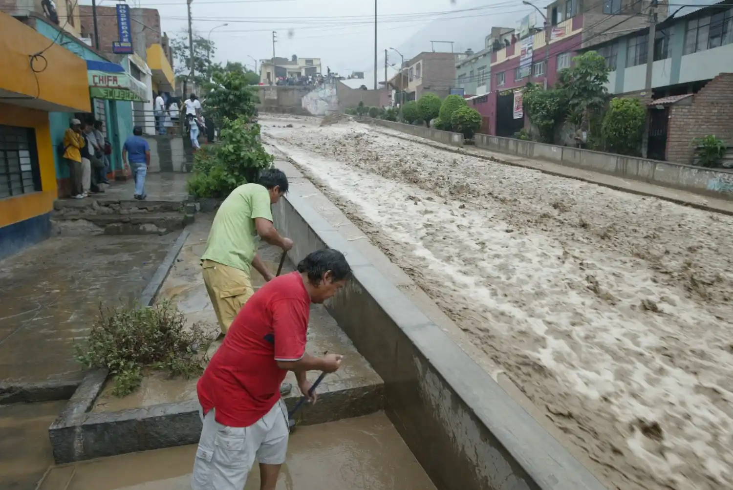 Lima está sin agua potable hace cuatro días tras los aludes