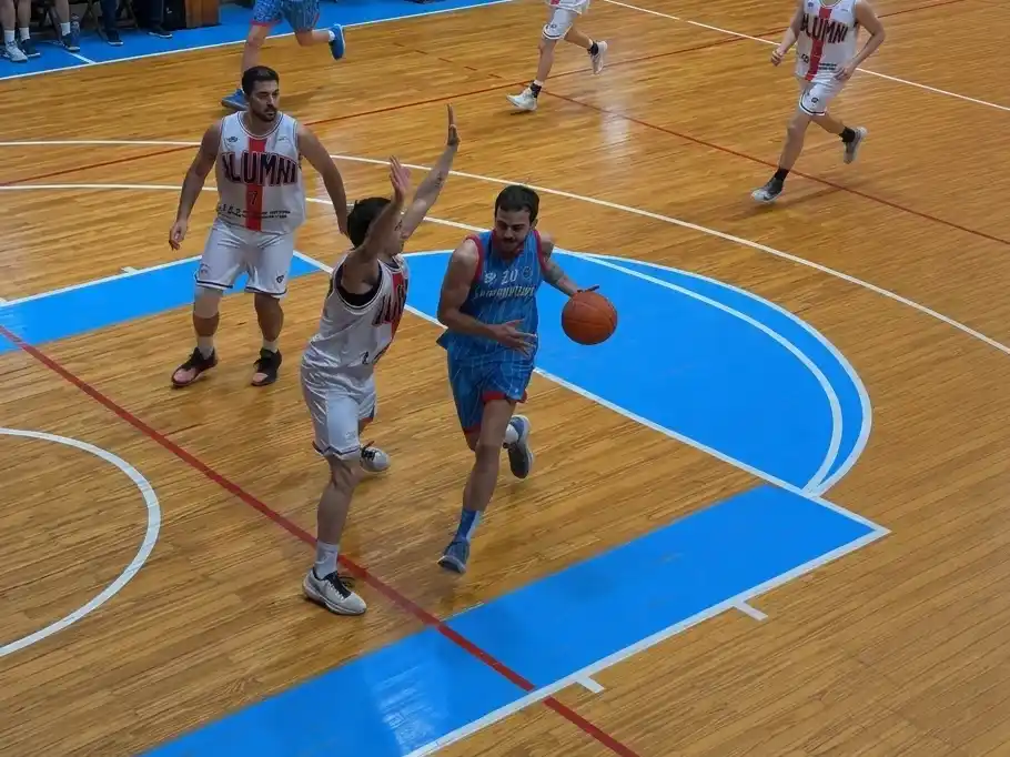Alumni ganó en su visita a Independiente de Pigüé y se aseguró un lugar en los playoffs (imagen mejorada con IA)