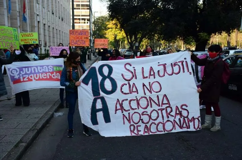 Multitudinaria manifestación frente a Tribunales para decir basta a la violencia de género
