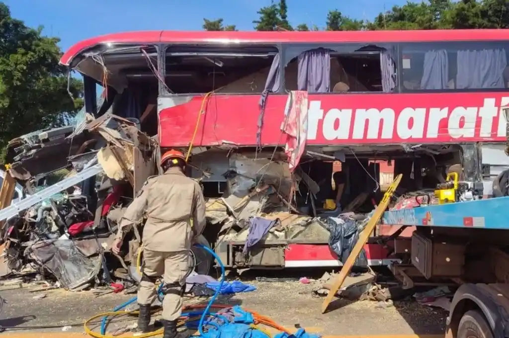 Brasil: terrible accidente entre un camión y un autobús deja al menos 11 muertos