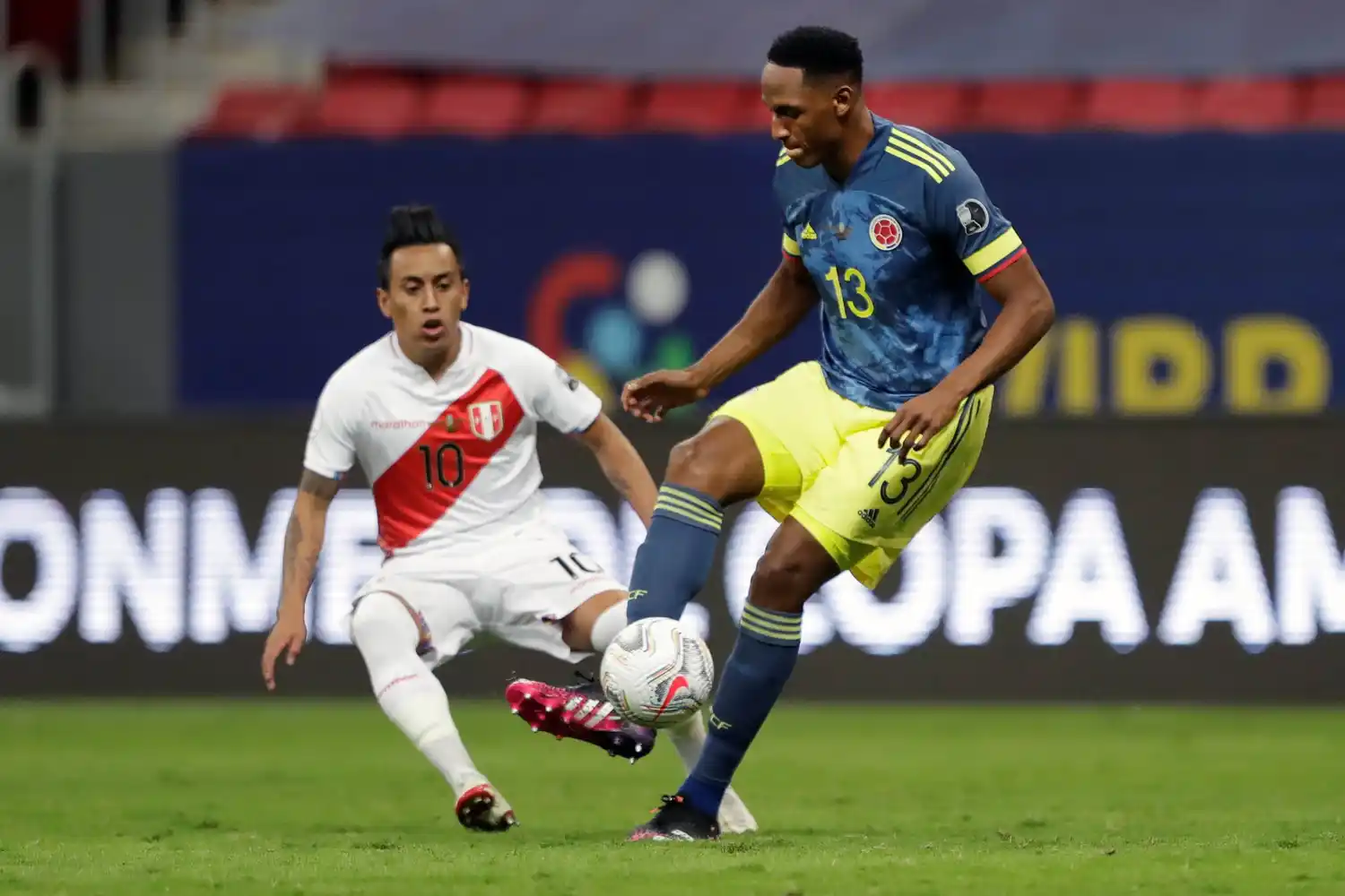 Jerry Mina, ante la marca de Cueva.