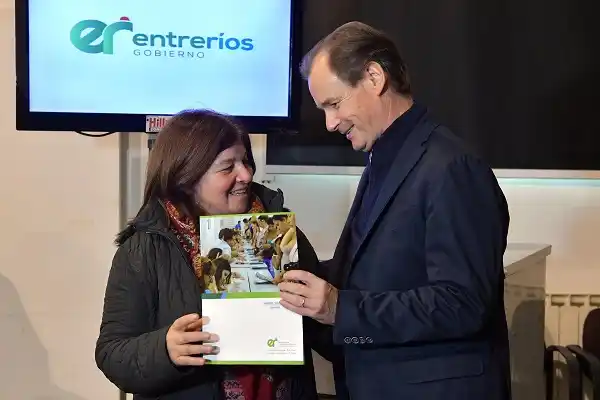 Bordet lanzó plan Cobijar 2017 y entregó aportes a emprendedores