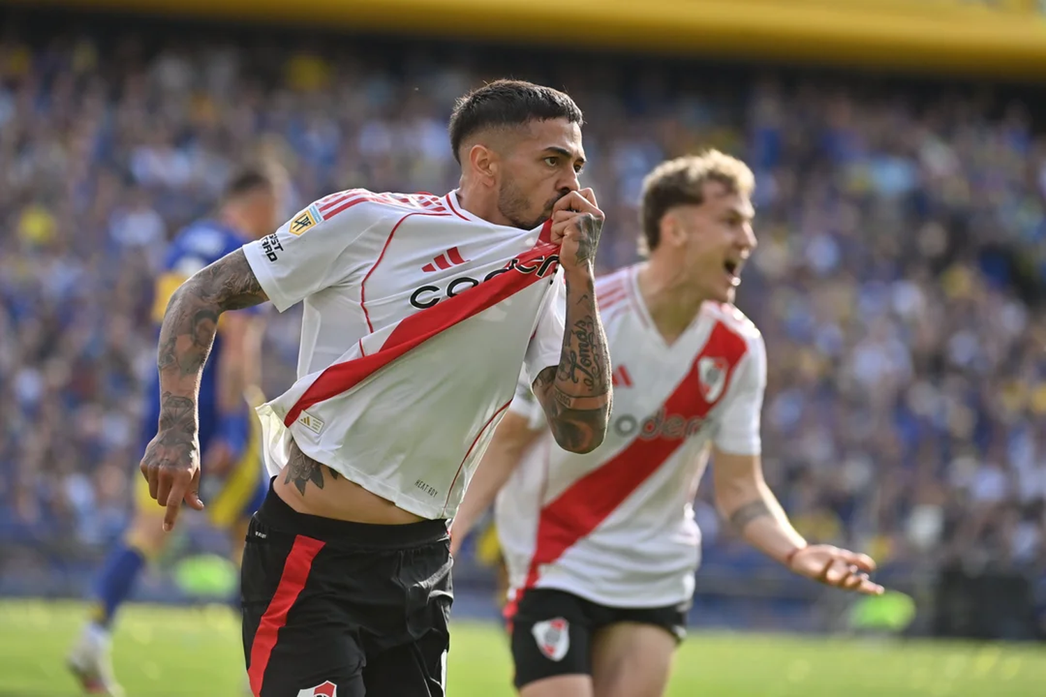 Manuel Lanzini celebra su gol