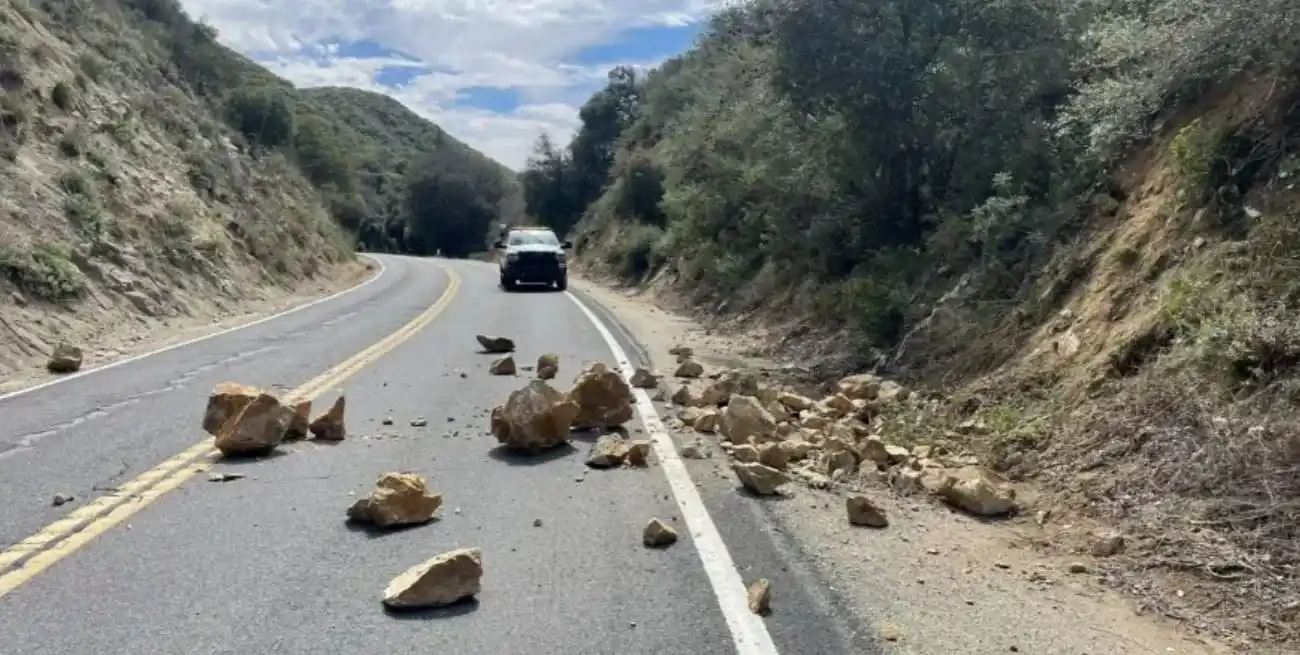 Rocas caen sobre la ruta en el norte del condado de San Diego tras el sismo. (Foto: Caltrans San Diego)