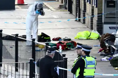 Hay dos detenidos por los apuñalamientos del tren de Londres