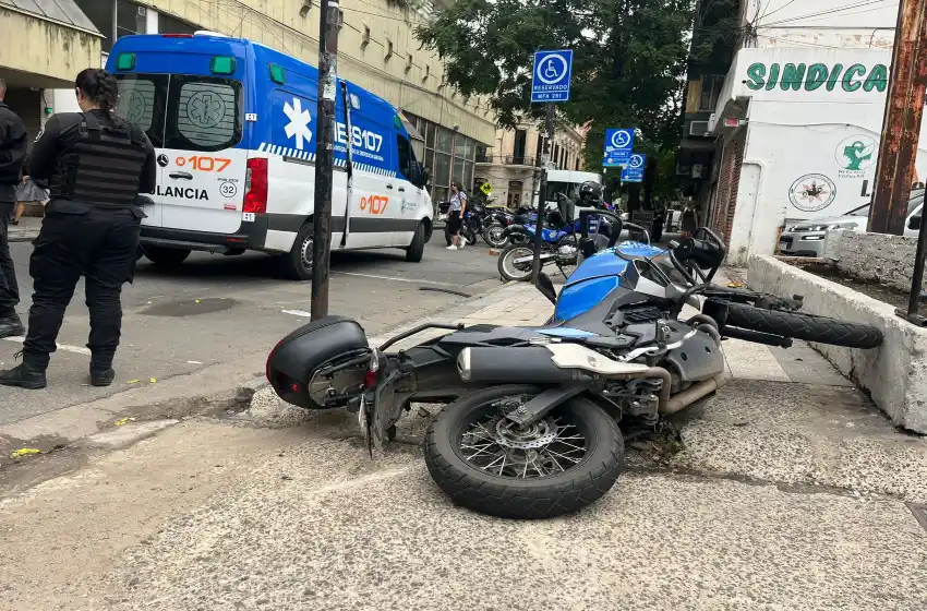 En medio de una persecución, una policía resultó herida tras ser embestida por un automovilista en Corrientes y Tucumán