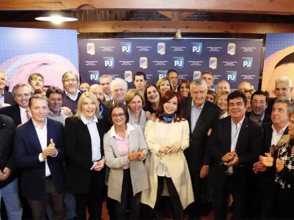 Cristina Kirchner participó de la cumbre del PJ y pidió armar una "coalición grande"