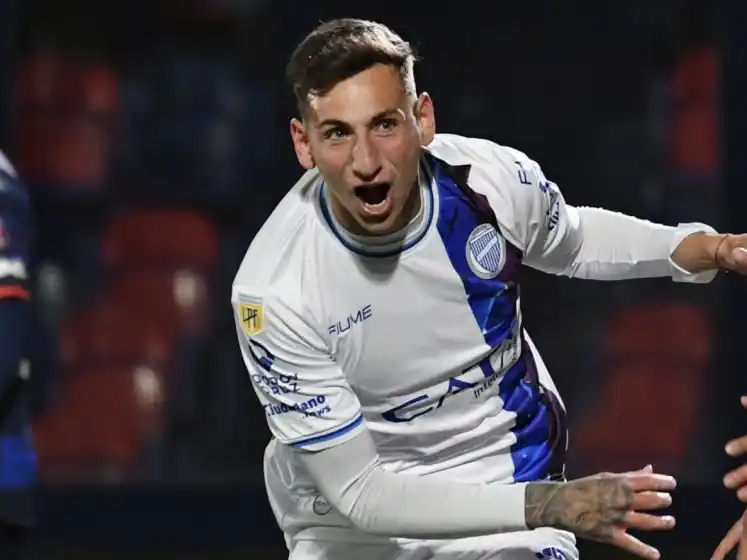 Facundo Ardiles gritando un tanto con la camiseta de Godoy Cruz