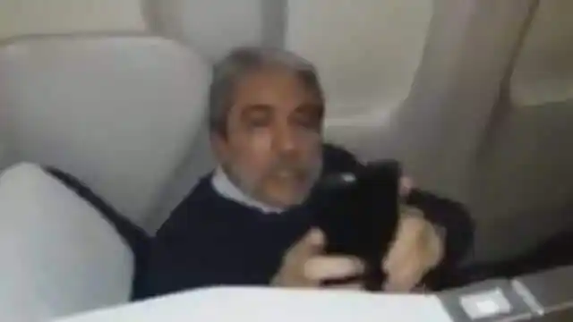 Así escracharon a Aníbal Fernández en pleno vuelo a Londres
