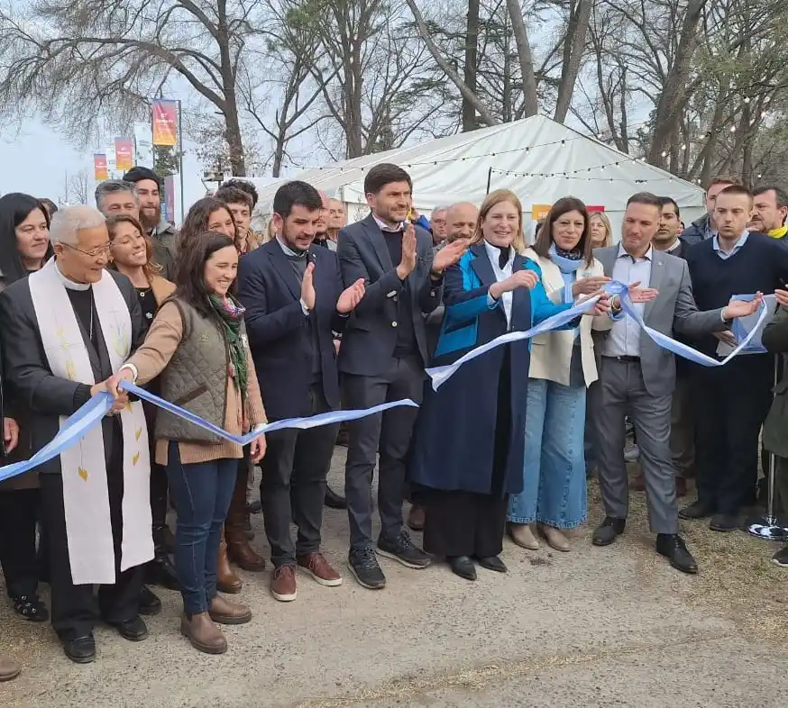 El momento del corte de cinta, que dejó inaugurada oficialmente la muestra.