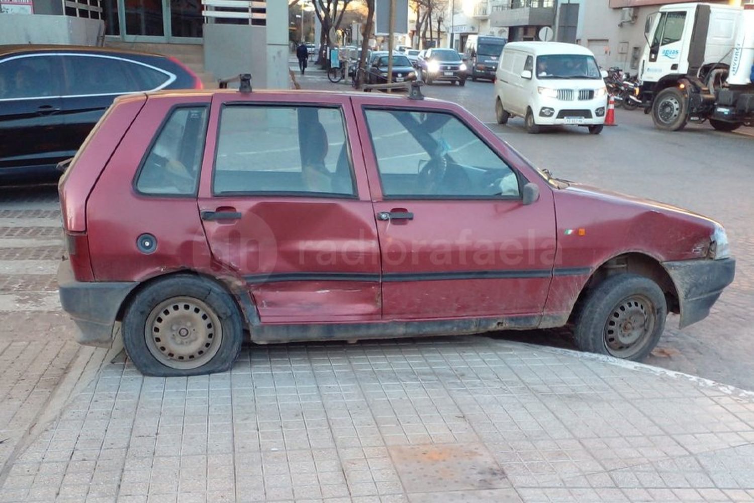 Mañana agitada: terminó con el auto sobre el cantero en pleno microcentro