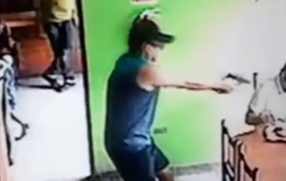 Video escalofriante: sicario corre a una nena para asesinar a un hombre