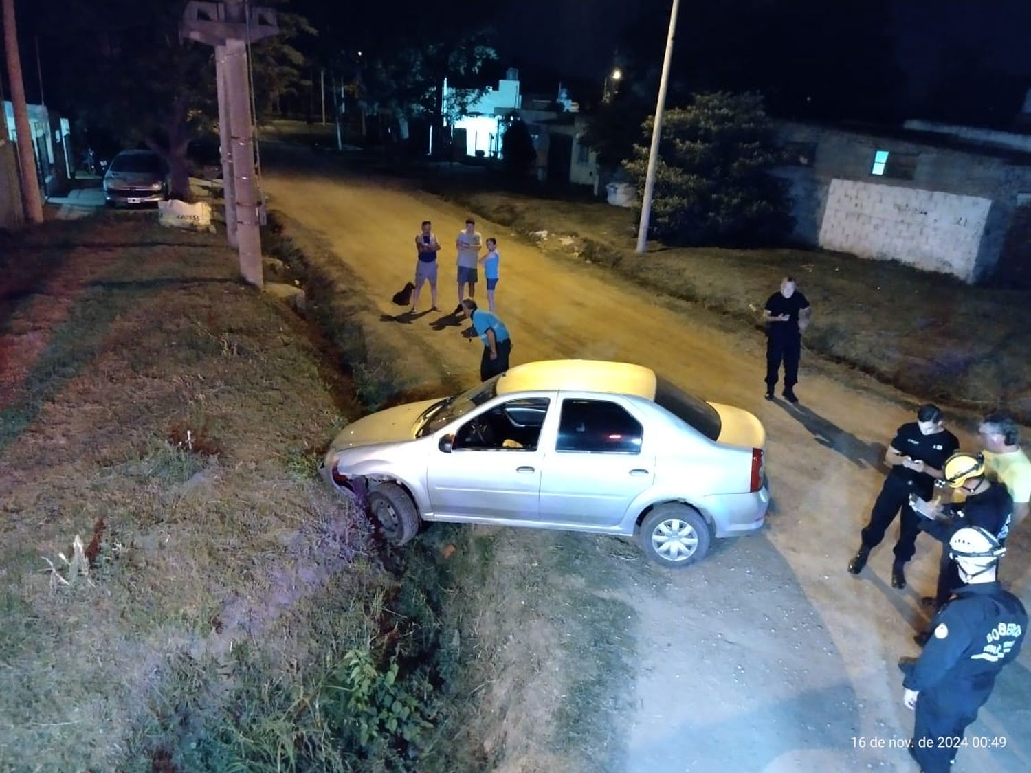 Parte del vehículo terminó dentro de la cuneta.