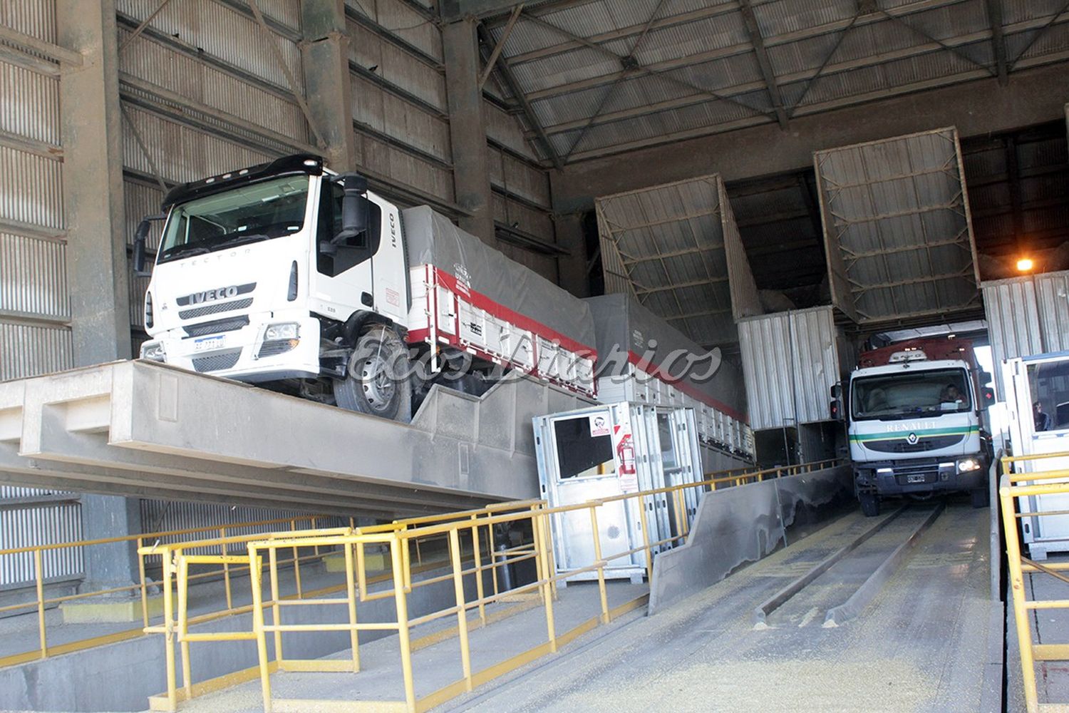 Dos camiones. En el sector de descarga de Sitio 0 en Quequén