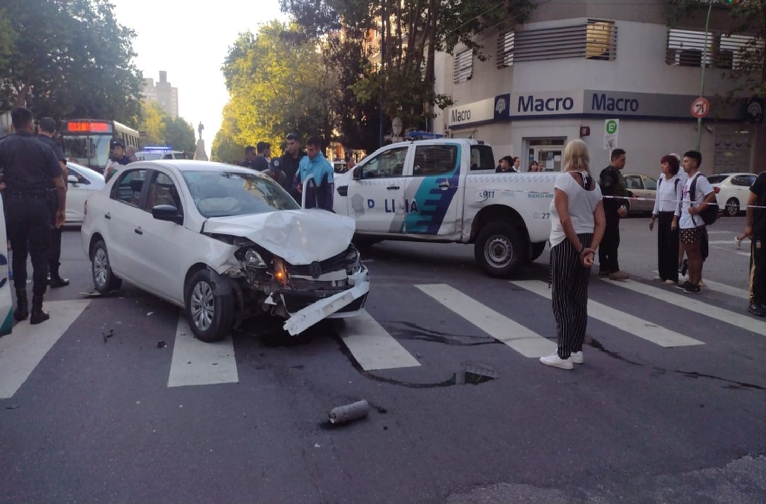 Choque entre un patrullero y un remis en plena avenida Luro: dos heridos