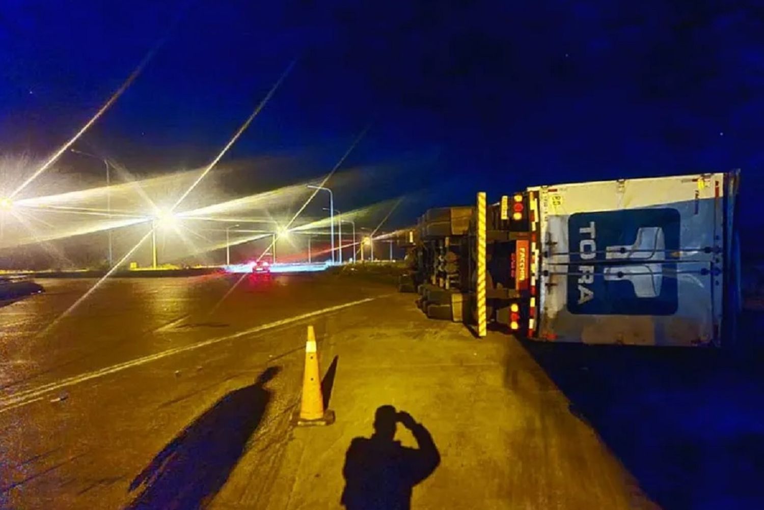 Un camión brasileño hizo una mala maniobra y volcó en plena Autovía 14