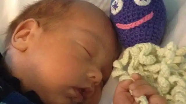 Pulpitos de crochet para estimular bebés prematuros