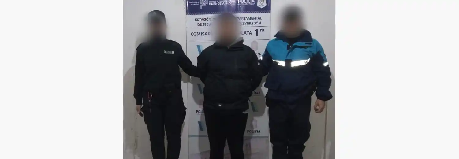 También vandalizaron varios autos en la zona de avenida Libertad y España.