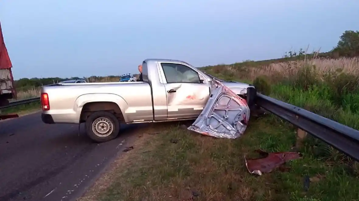 Una camioneta chocó dos caballos en la ruta internacional 136 y luego impactó contra un camión