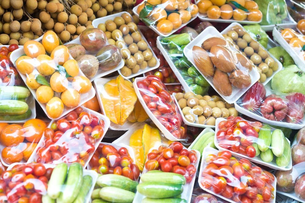 Francia prohíbe usar plástico para envolver frutas y verduras de menos de 1,5 kilos
