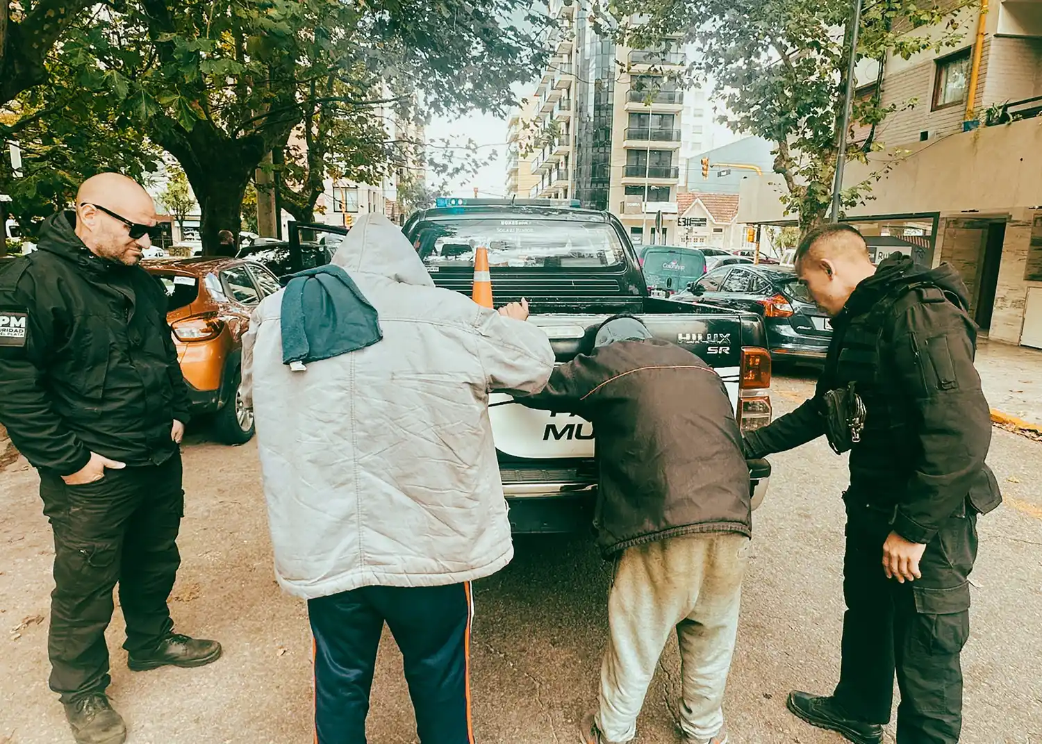 Ambos sujetos adoptaron una actitud hostil, arrojando golpes de puño e insultos contra el personal municipal.