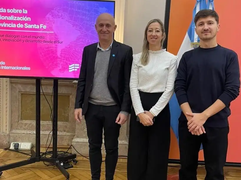 La actividad contó con la representación de la secretaria de Gobierno, Betiana Pellegrini, y Camilo García de la Cruz, integrante del equipo de internacionalización. Foto: Municipalidad de Firmat.