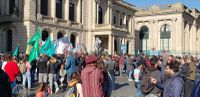 Organizaciones políticas y sociales se congregaron frente al Municipio