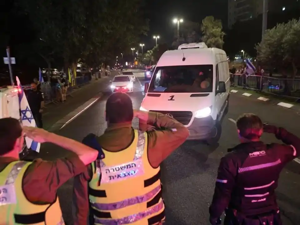 Vehículos que transportan los cuerpos de rehenes llegan a un instituto forense, en Tel Aviv, Israel.