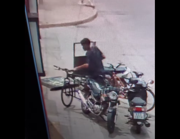 [VIDEO] Esperó a que nadie lo viera y se llevó una bici