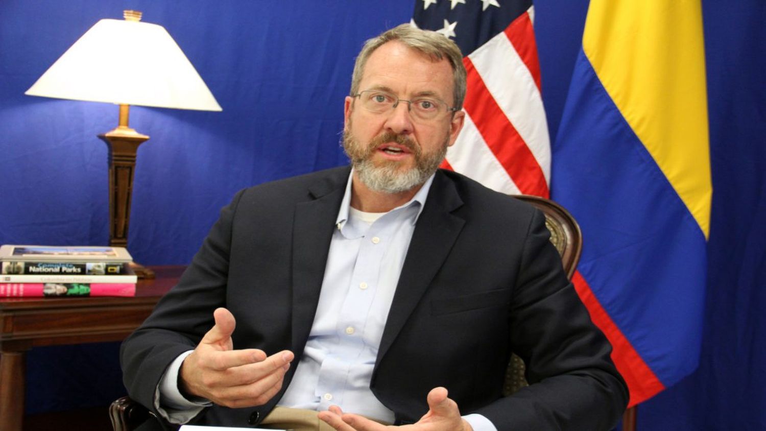 ¿CON GUAIDÓ O MADURO?: James Story insiste que las relaciones entre EE.UU. y Venezuela se mejoran con “negociaciones”