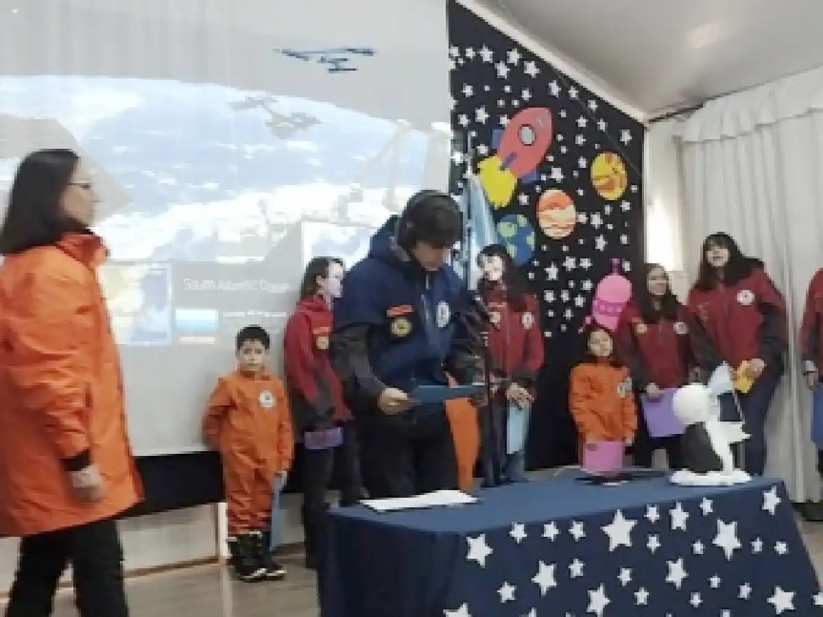 En un hecho “histórico” alumnos de la Base Esperanza conversaron con un astronauta